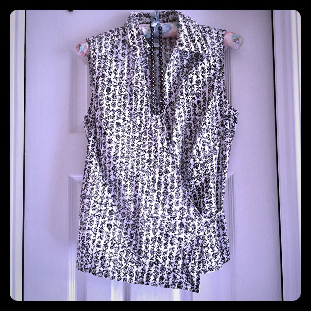 Elegant Ann Taylor LOFT wrap style  top!! 🌹SALE!